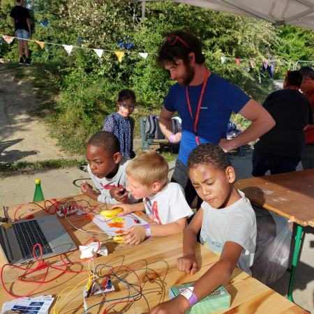 Atelier ludique découverte Makey Makey à la fête du jeu de Maurepas